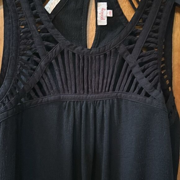 Cute open detail on shoulders top tank - Picture 4 of 6